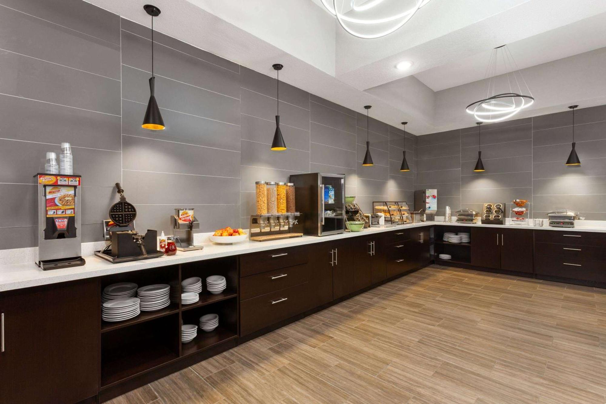 La Quinta Inn & Suites By Wyndham Coralville Iowa City ภายนอก รูปภาพ