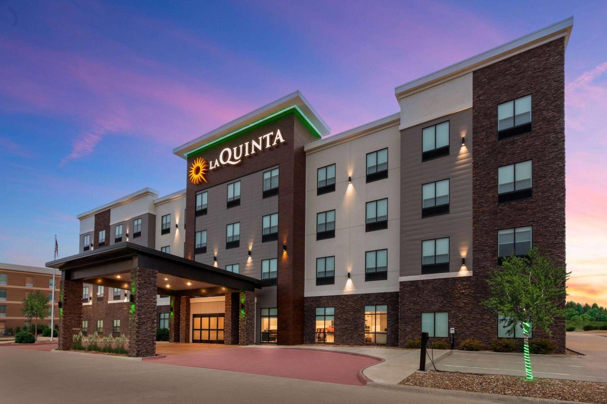 La Quinta Inn & Suites By Wyndham Coralville Iowa City ภายนอก รูปภาพ