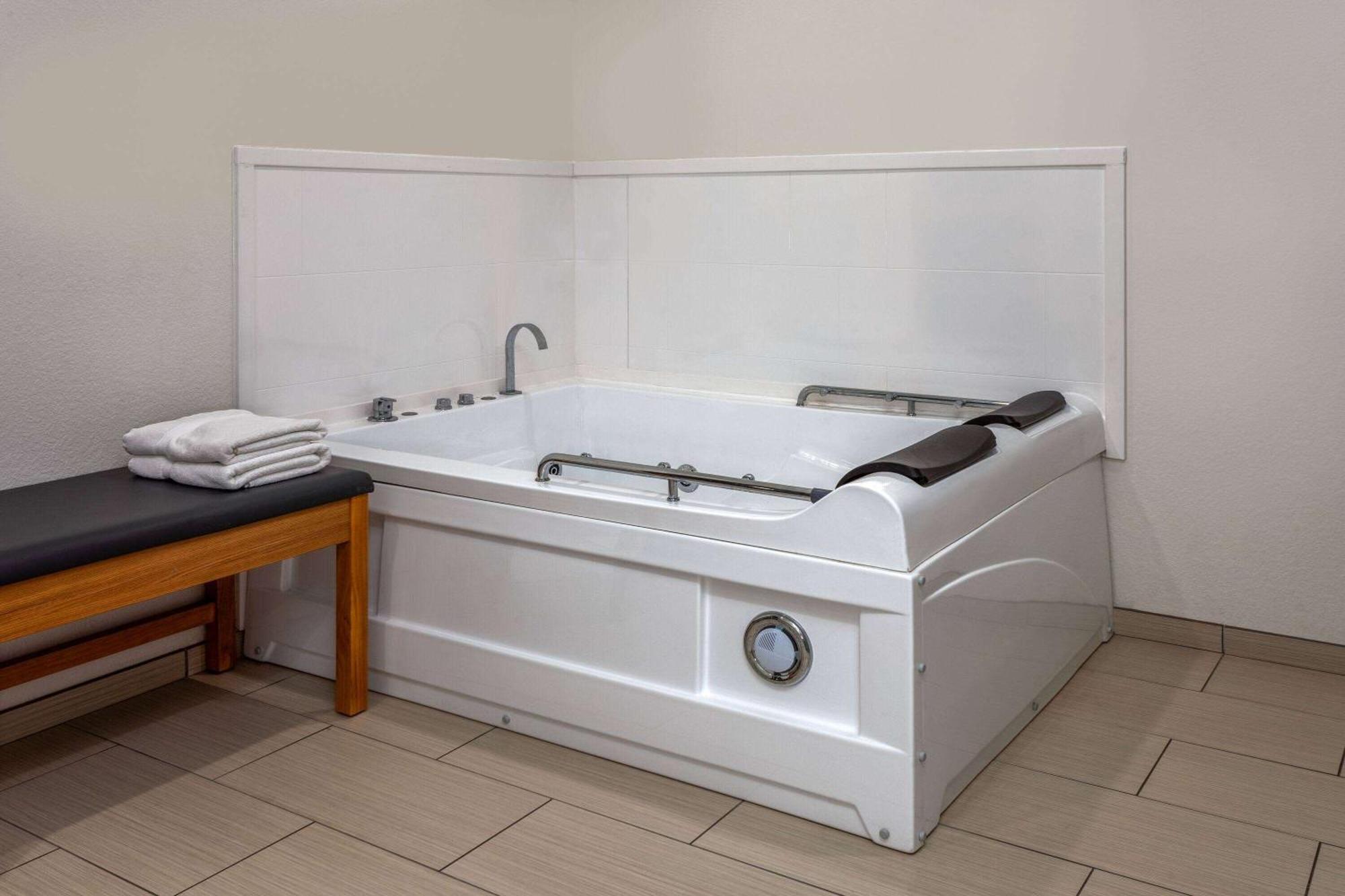 La Quinta Inn & Suites By Wyndham Coralville Iowa City ภายนอก รูปภาพ